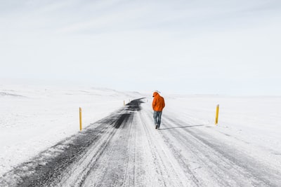 走在雪路上的人